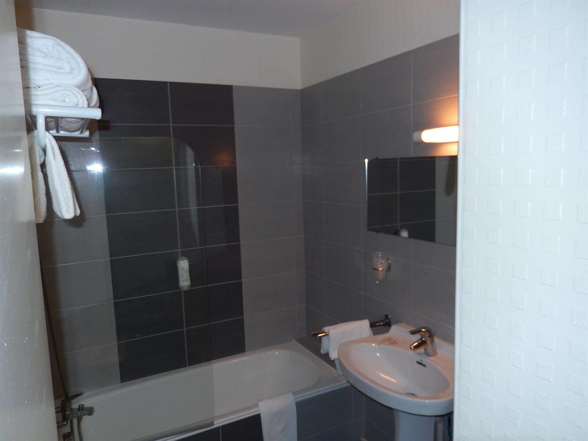 Logis Hotel Lodge La Valette Cesson-Sévigné Buitenkant foto